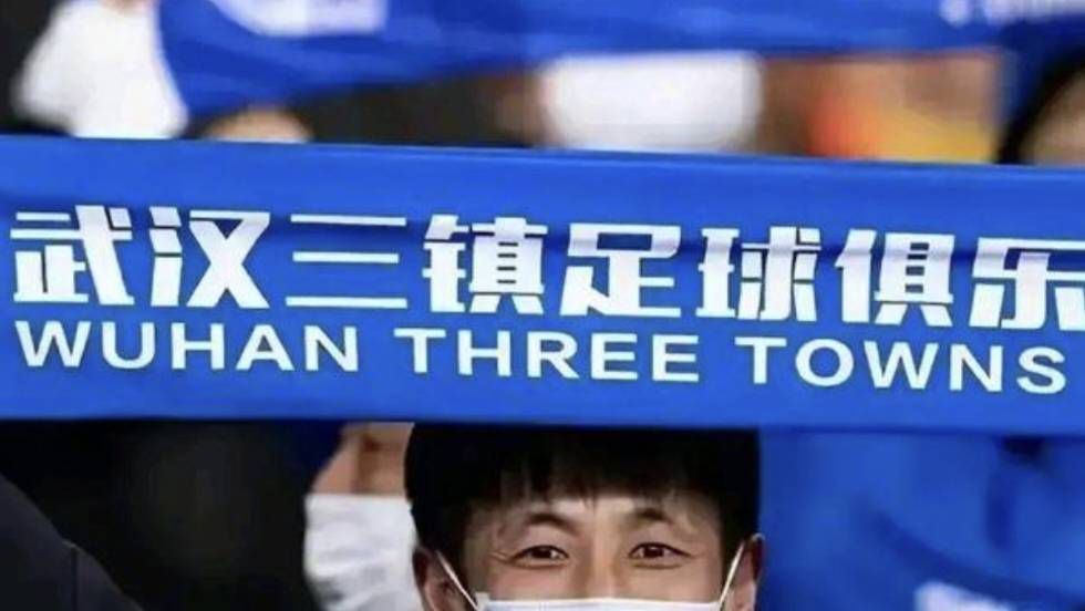就在这时，珍宝阁锁闭的大门忽然打开，所有人都立刻打起了十二分的精神。